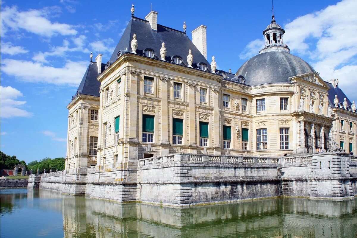 Дворцы франции фото. Дворец фонтенбло (50 км от г. Дворец фонтенбло. Дворцы и шато франции. Дворец фонтенбло франция.