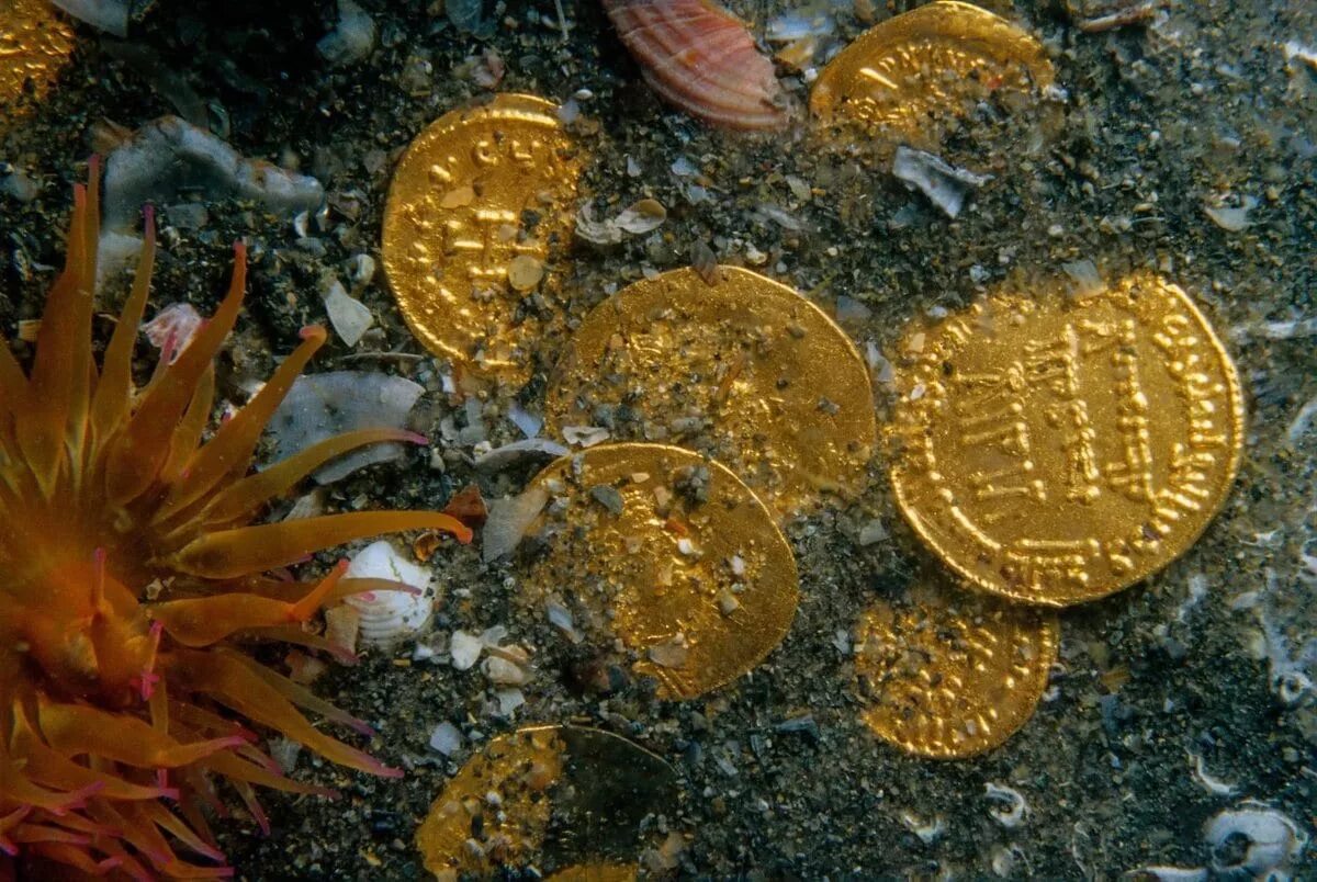 Сколько золота в воде. Золото на дне моря. Золото на дне океана. Монеты на дне моря. Клад на дне морском.