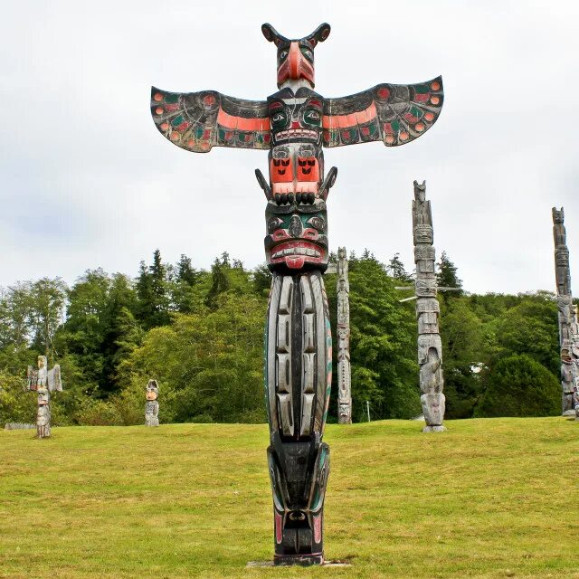 Тотем (тотемизм). Тотемный столб северная америка. Тотэм виллр. Тотемные столбы индейцев северной америки. Тотемные столбы америки.