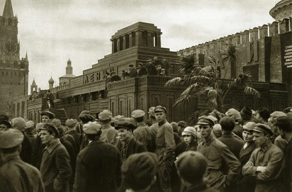 Ленин в мавзолее 1924. Мавзолей Ленина 1920. Мавзолей Ленина 1924 деревянный. Мавзолей Ленина 30е годы.