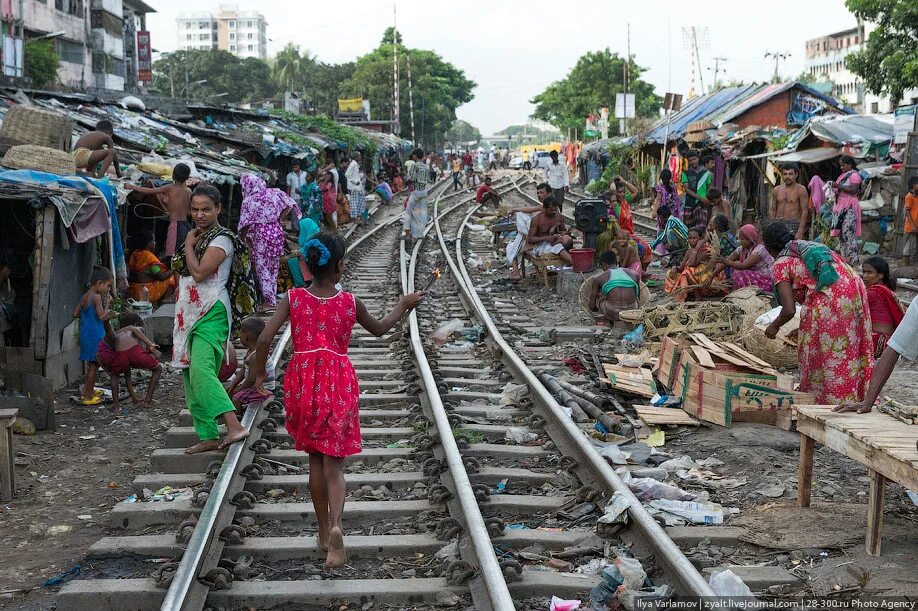 Бангладеш люди. Индия город дакка бангладеш. Самый населенный город индии. Бангладеш условия. Индия уровень жизни населения.