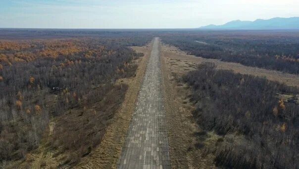 Смирных аэродром. Заброшенный аэродром смирных, остров сахалин. заброшенный аэродром смирных. военный аэродром смирных сахалин. авиабаза смирных.