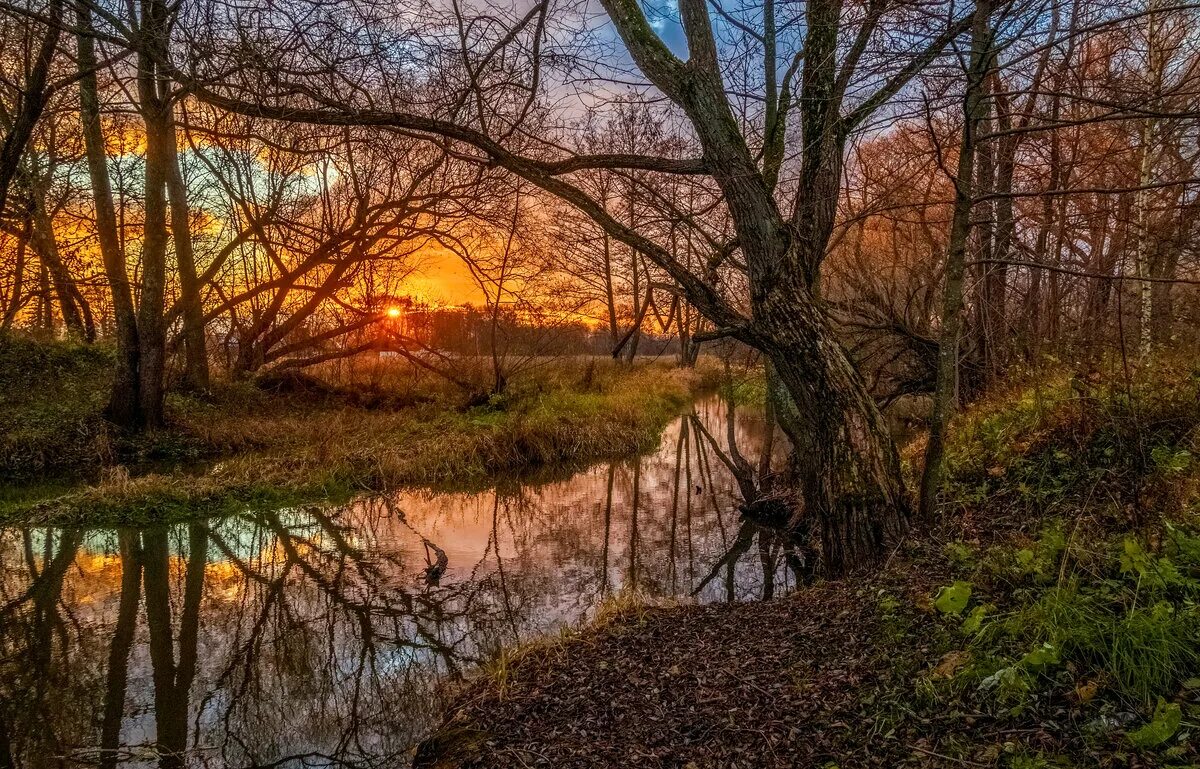 Томск ночью лагерный парк. Набережная вечером. Набережная цесаревича. Парк ночью томск. Серпухов зима ночь фото.