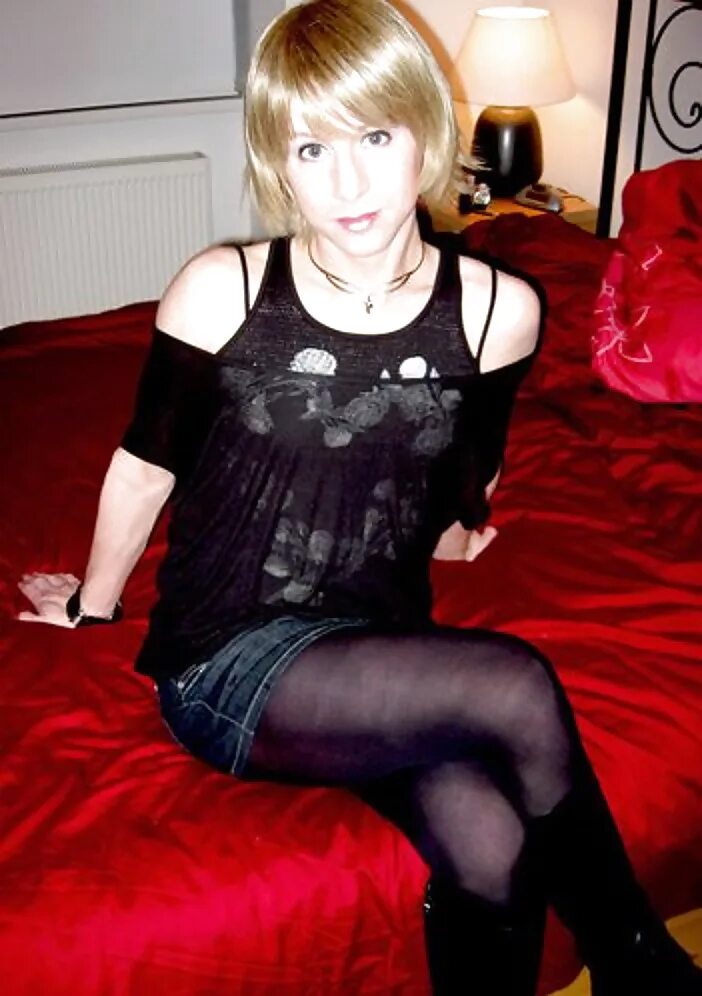 Сисси джеймс. Кроссдрессеры в колготках. Парни в женском частные. Антон карпенко фембой. Переодетые в женское платье.