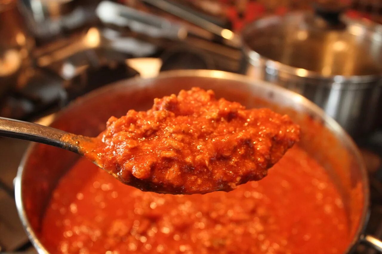 Соус ragù alla bolognese,. Мясной соус томатный. Мясо в томатном соусе. Фарш в томатном соусе.