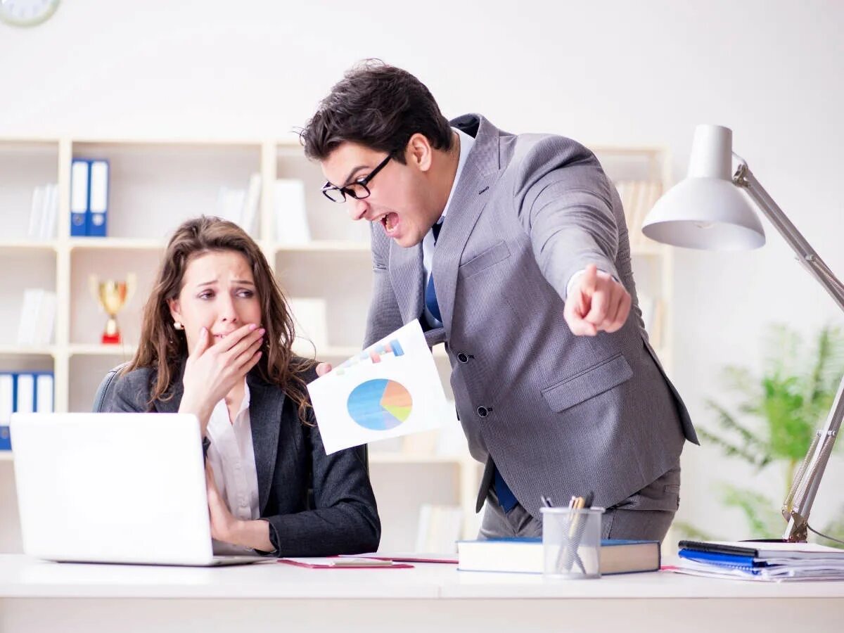 Начальник токсичный женщина. Отношения на работе стоит ли. Начальница и подчиненный. Бизнес леди с командой. Отношения на работе стоит ли.