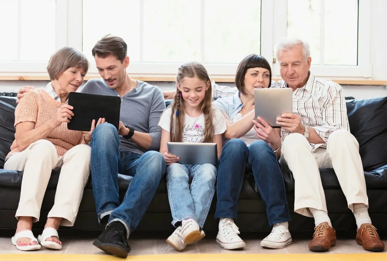 Личное семейное телефон. Семья с гаджетами. Современная семья. Подросток сидит в интернете. Родители и интернет.