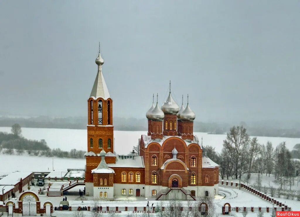 Кирово чепецк фото. Церковь Кирово-Чепецк. Всехсвятский собор Кирово-Чепецка. Кирово-Чепецк Всехсвятский собор зима. Кирово-Чепецк города Кировской области.