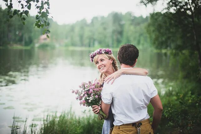 Лавстори рустик. Фотосессия Love story на природе летом. Фотосессия рустик на природе лав стори. Фотосессия лав стори у реки. Энозер лов