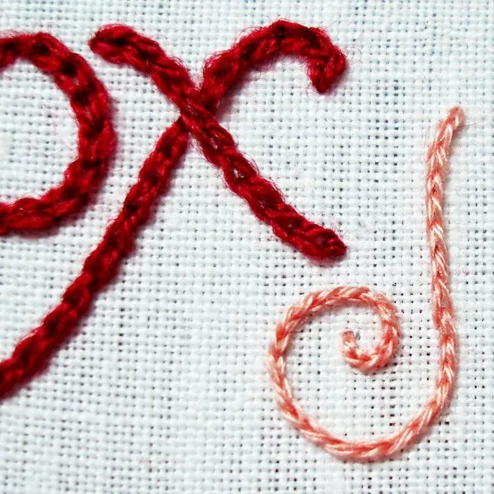 Как вышить буквы на одежде. Вышивка стежками буквы. буквы для вышивания тамбурным швом. буквы для вышивания стебельчатым швом. вышивка монограммы тамбурным швом.