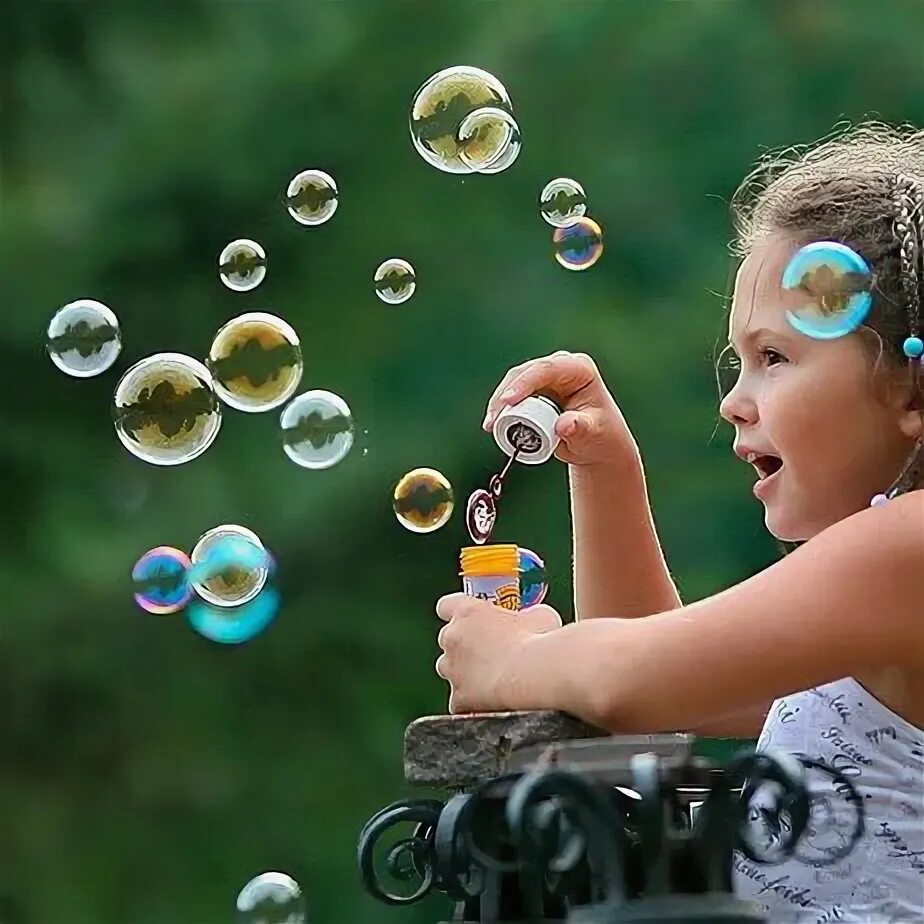 Праздник мыльных пузырей. Фото ребенка с мыльными пузырями и пеной. Песня счастье килограммами