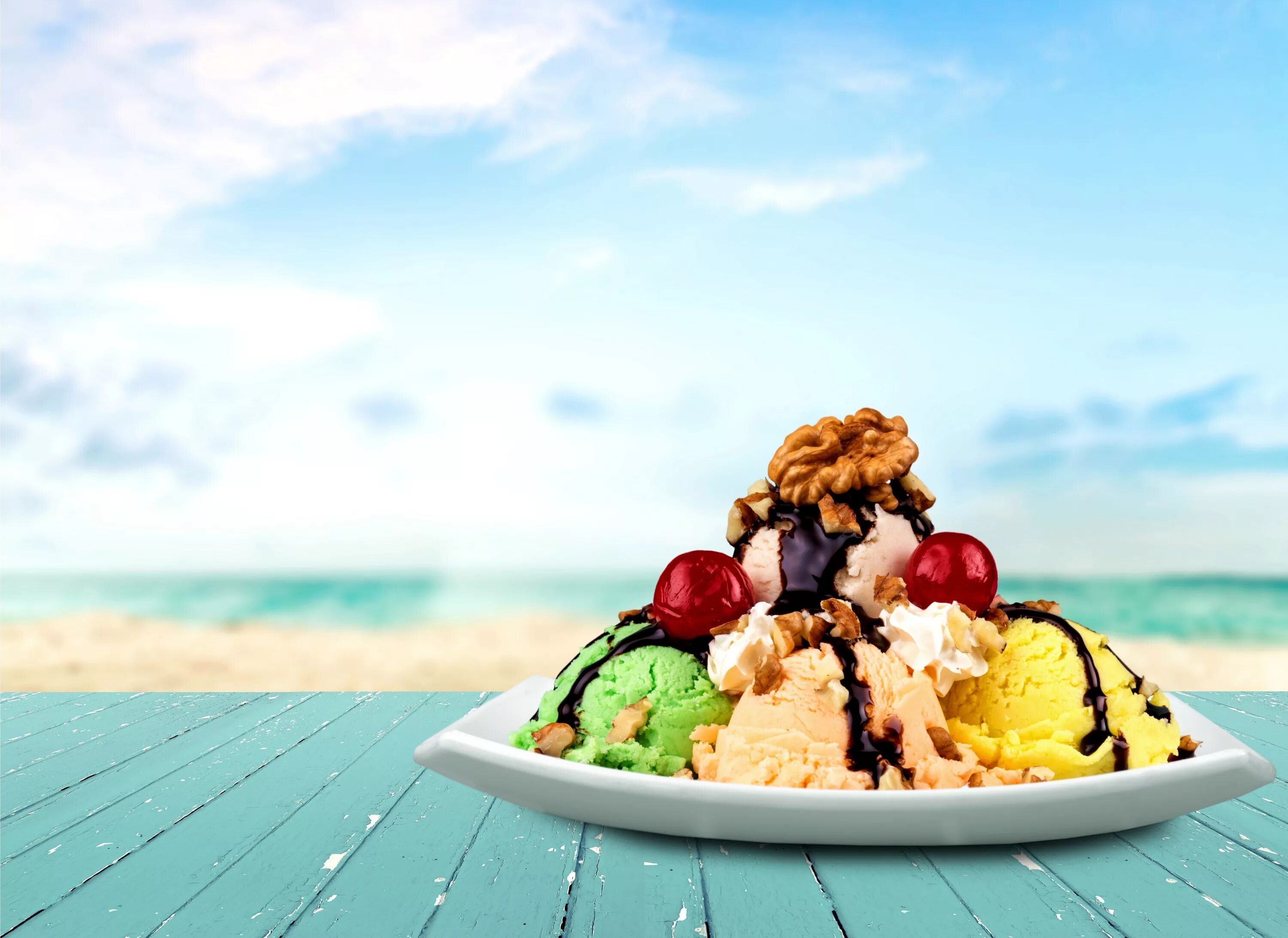 Сладости с моря. Десерты на фоне моря. Мороженое на пляже. Еда на море. Море десертов.