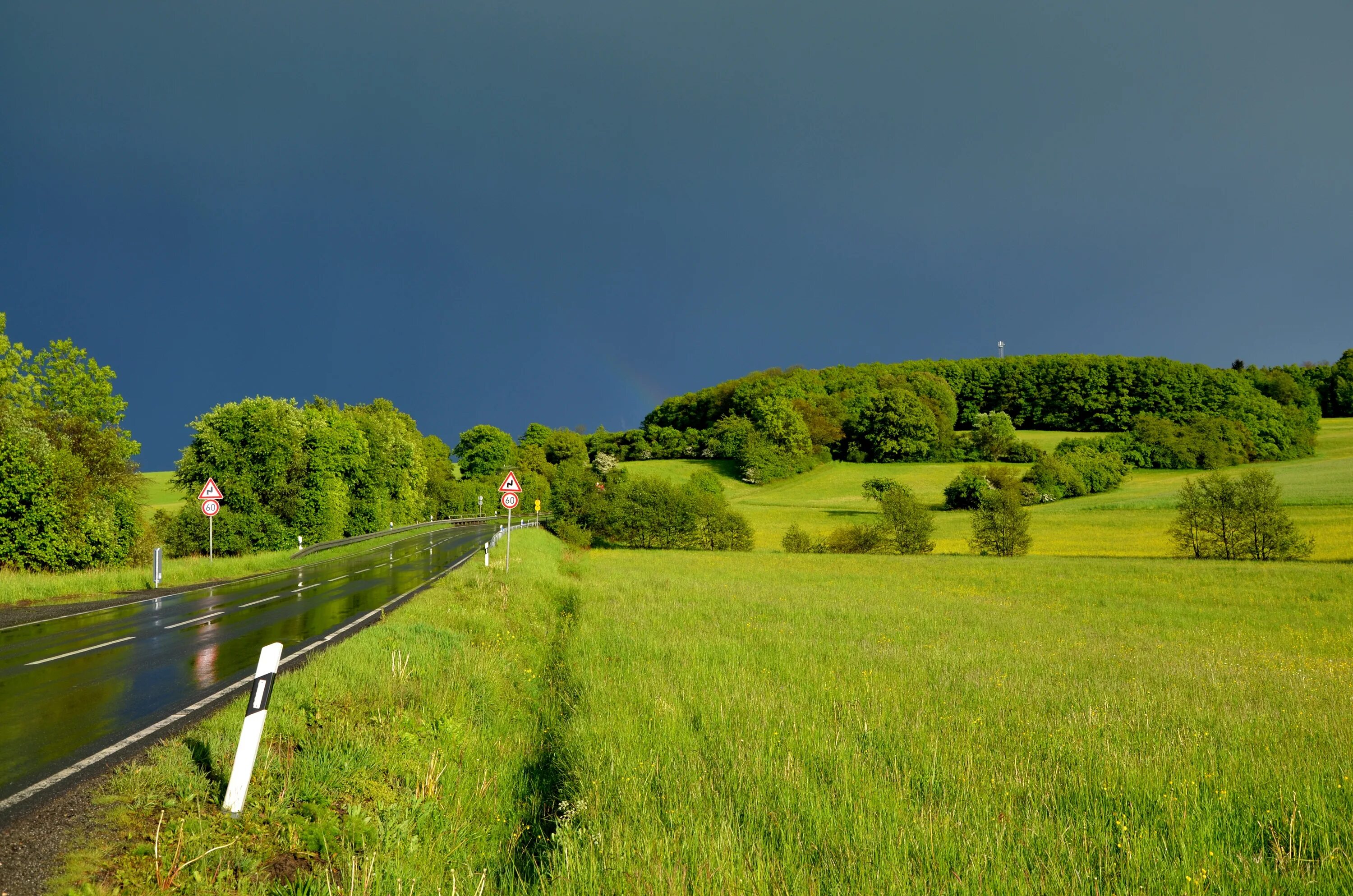 Countryside walks. Панорама сельской местности. Вид с холма на дорогу. Природа август в городе. Пейзаж открытого типа.