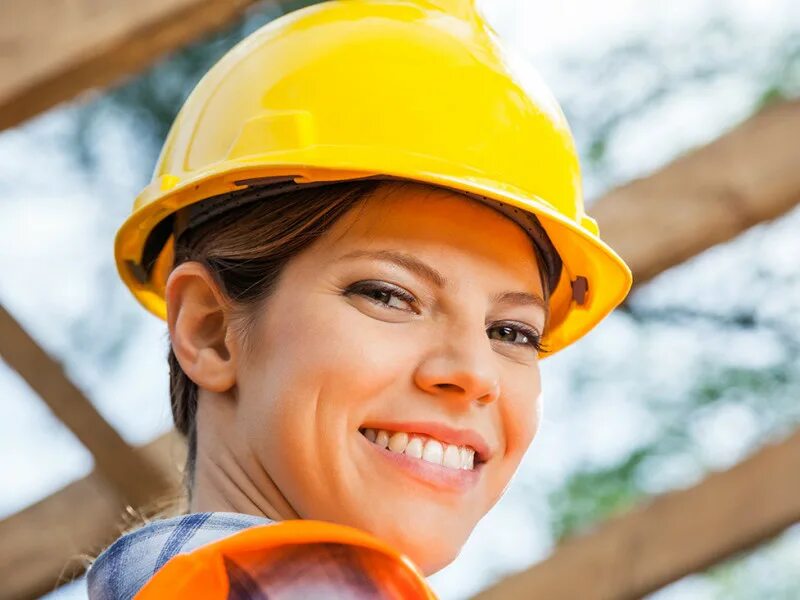 женщина в каске на заводе. женщины разных профессий. ищу рабочую женщину. женщина рабочий на заводе. рабочий на заводе.