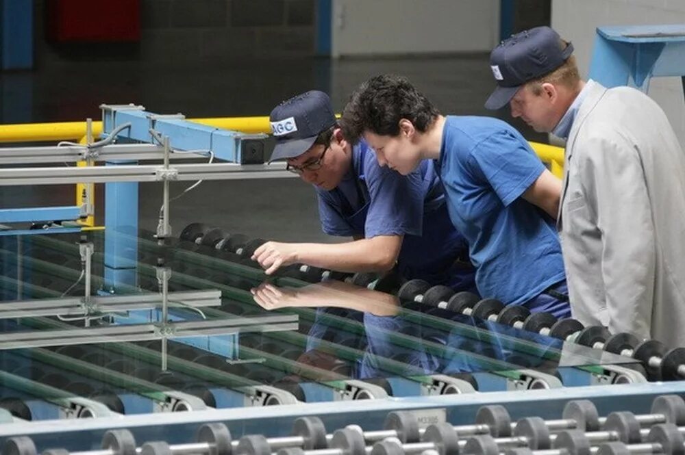 цех завода. производство строительного стекла. промышленность листового стекла. завод производство. производство строительного стекла.