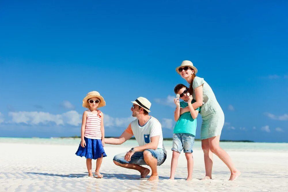 Семья на море. Семья на пляже. Счастливая семья на море. Семья на отдыхе. During vacation