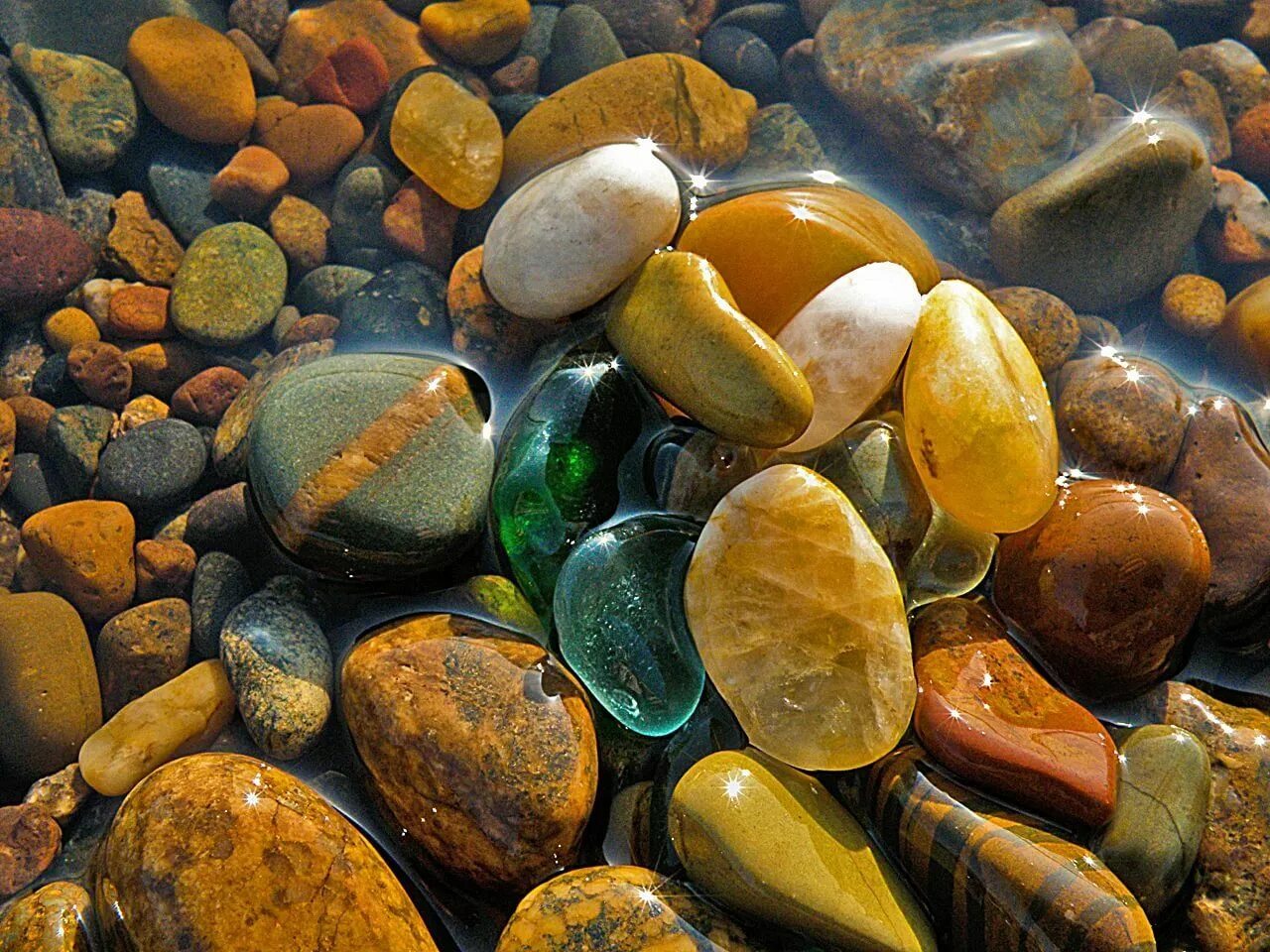 Разноцветная морская галька. Камушки галька. Разноцветные камни. Речные камни.