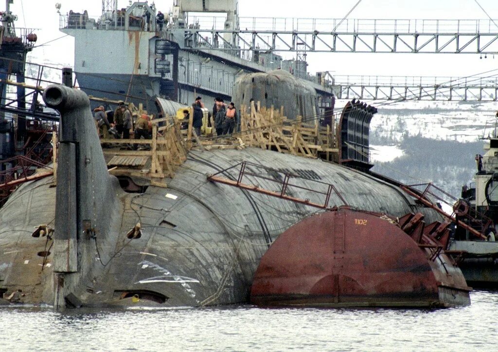 Гибель АПЛ Курск. Курск атомная подводная лодка гибель. Подводная лодка к-141 «Курск». Атомная подводная лодка Курск 2000. Подводная лодка сколько погибло