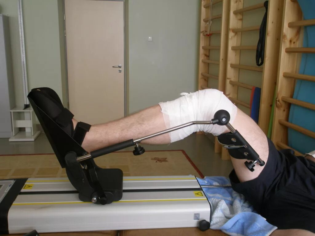 Реабилитация после эндопротезирования эндопротезирования коленного. Гимнастика после операции эндопротезирования коленного сустава. Манжетное вытяжение тазобедренного. Реабилитация после эндопротезирования тазобедренного сустава.