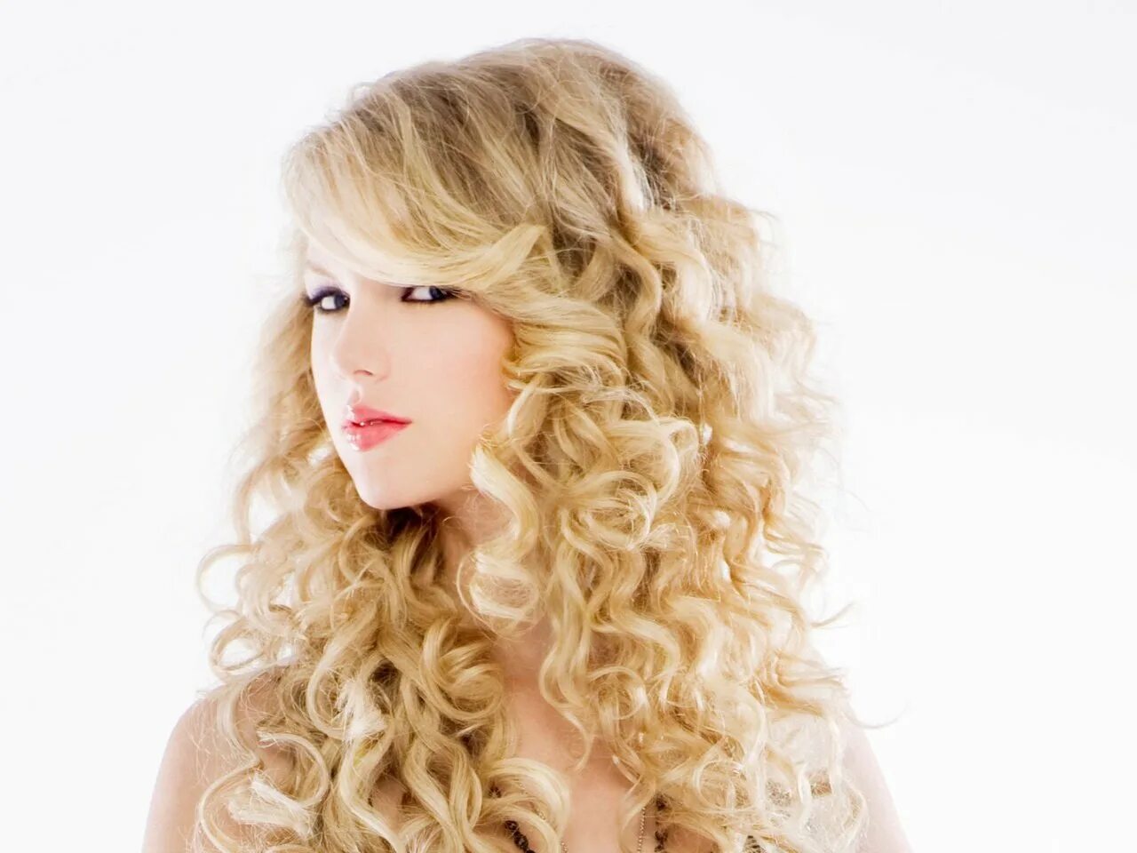 кудри белые. блондинка волосы. тейлор свифт волосы. парик афро кудри блонд. белые длинные локоны.