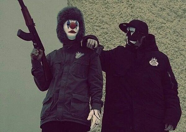 Два парня в масках. Два бандита в масках. Пацан с автоматом в маске. В маске с калашом. Пацан в маске с оружием.