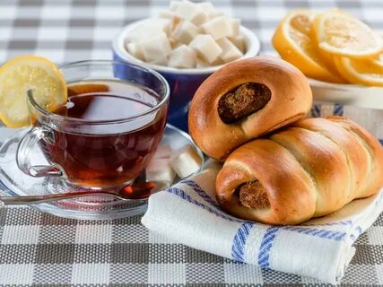 Чашка чая и пирожок