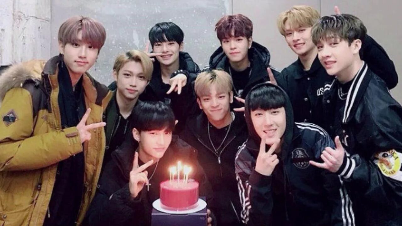 Сынмин из stray kids день рождения. Stray kids участники. Участники группы stray kids 2021. Команда stray kids. С днём рождения stray kids открытки.