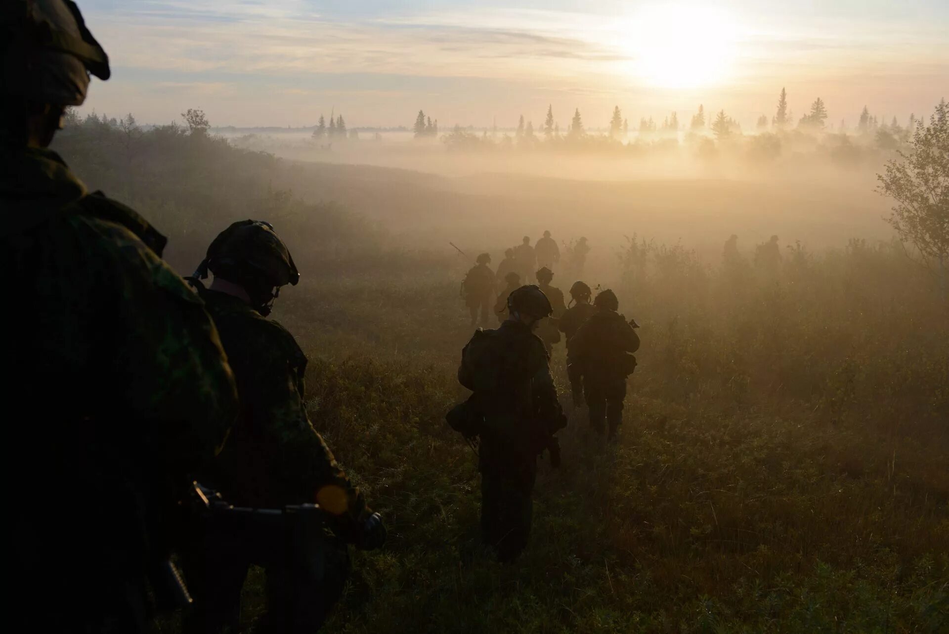 Бежали вдали. Солдат на рассвете. Солдат в тумане. Рассвет на войне. Военный на закате.