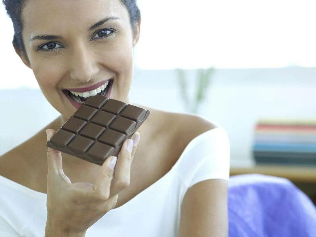 Девушка с шоколадкой. Chocolate women. Девушка ест шоколад. Шоколад улучшает настроение. Chocolate women.