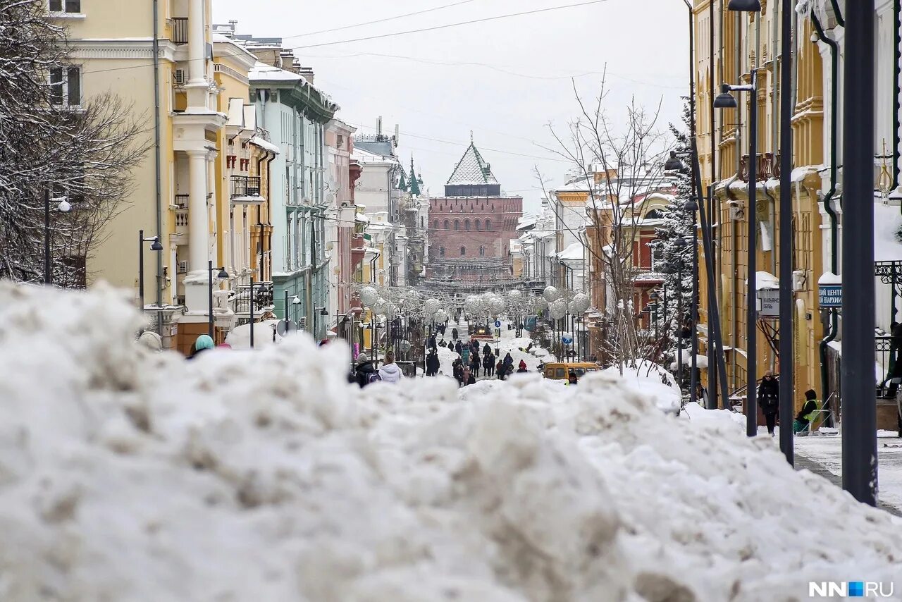 Сугробы в Нижнем Новгороде. Заснеженная улица. Весенняя улица. Какой будет март в нижнем новгороде