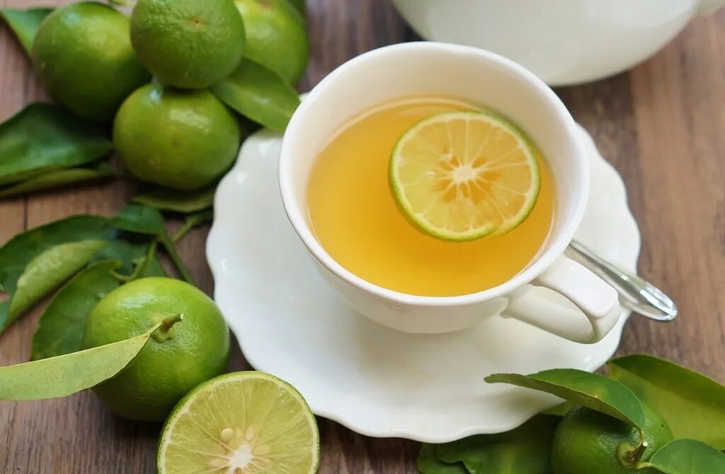 Чай с лаймом. Зеленый чай с лимоном. Зеленый чай с лаймом. Чай лимон лайм. Пейте зеленый чай лимоном
