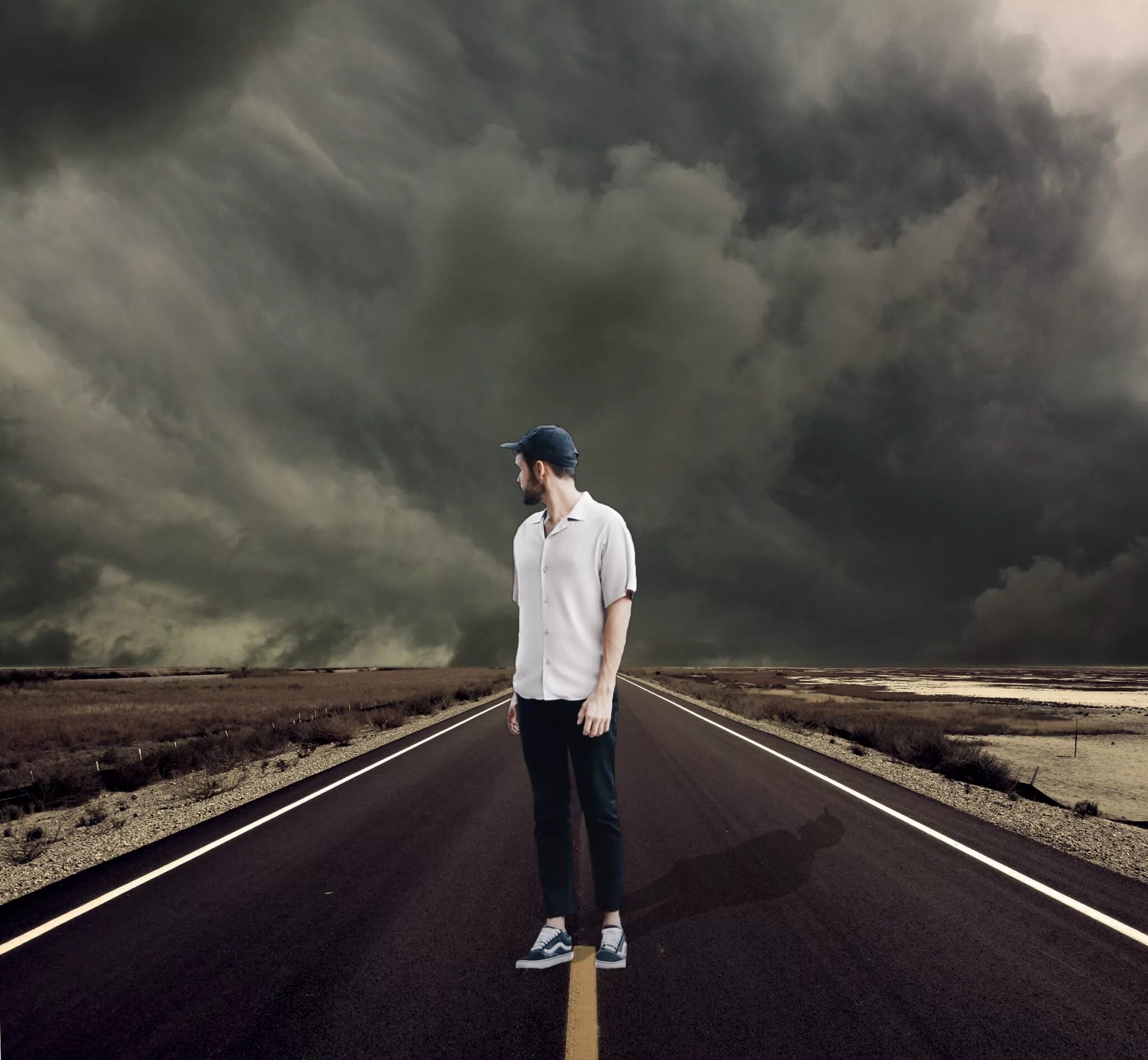 человек на дороге. природа дорога. парень идет по дороге. мужчина на дороге. человек идет по дороге.