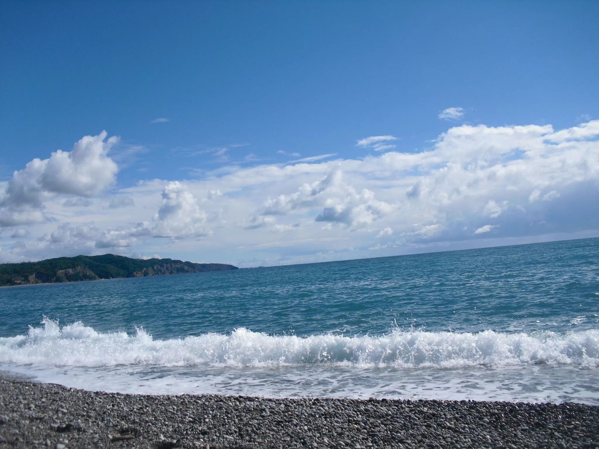 Море абхазия пицунда. Пляж Бичвинта Пицунда. Абхазия Гудаута море. Черное море Абхазия Пицунда.