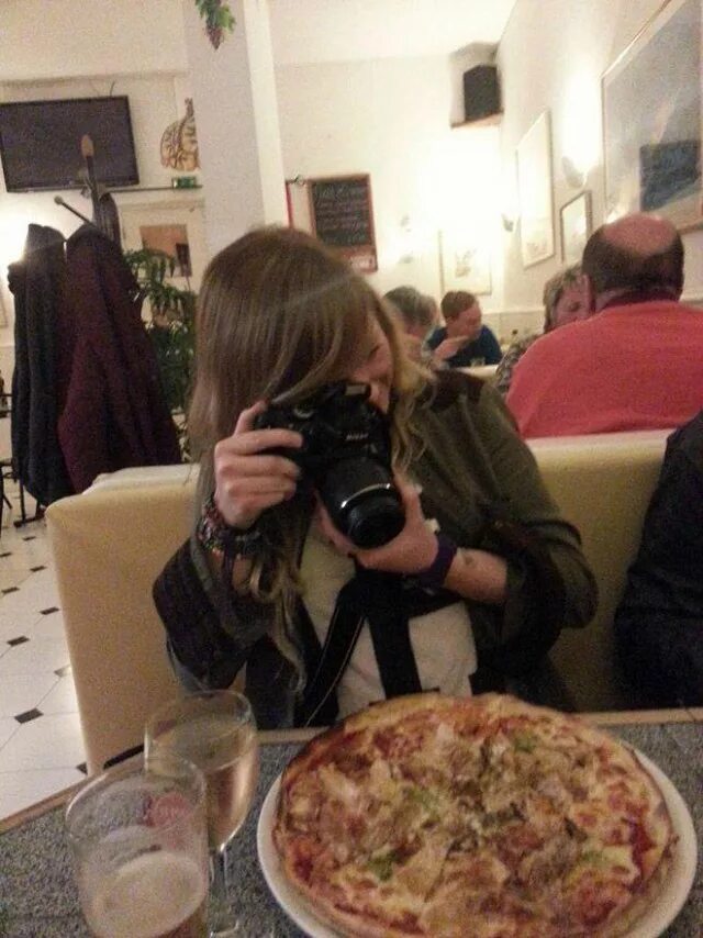 Мемы сфоткать девушка. Я тебе ее сфоткаю. Приколы кот фотографируется. Я тебе ее сфоткаю. Я тебе ее сфоткаю.