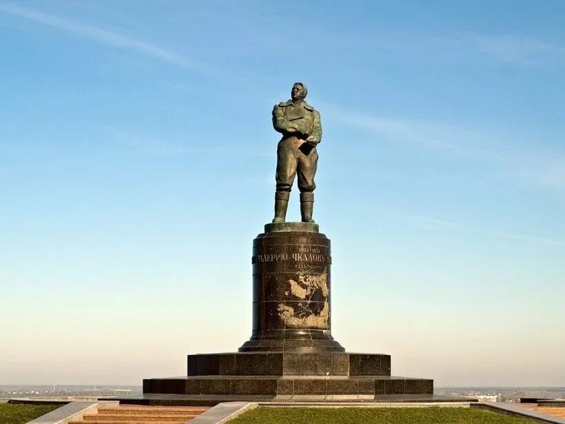 Памятник чкалову чкаловская. Площадь города чкаловска нижегородская область. Памятник валерию чкалову. Памятник чкаловскому. Памятник валерию чкалову.