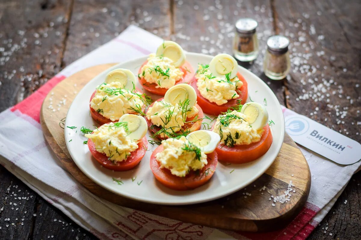 Закуска помидор сыр чеснок майонез. Закуска с сыром и чесноком. Закуска яйцо в помидоре. Помидоры с сыром. Закуска помидоры с сыром.