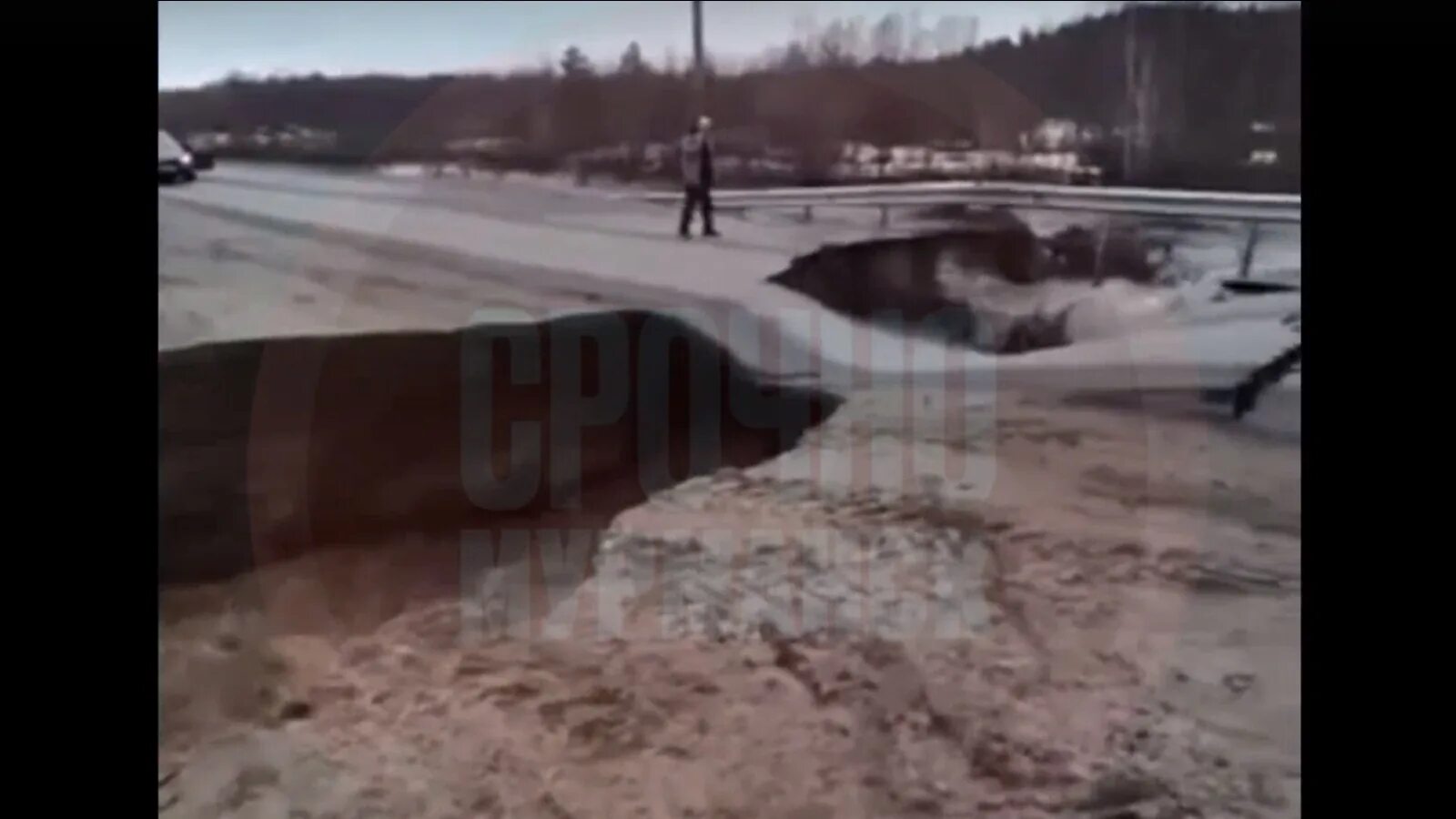 Дожди так размыли дорогу что дальше пришлось. Фото российских дорог. мост через дорогу. размыло дорогу. обвал дороги.