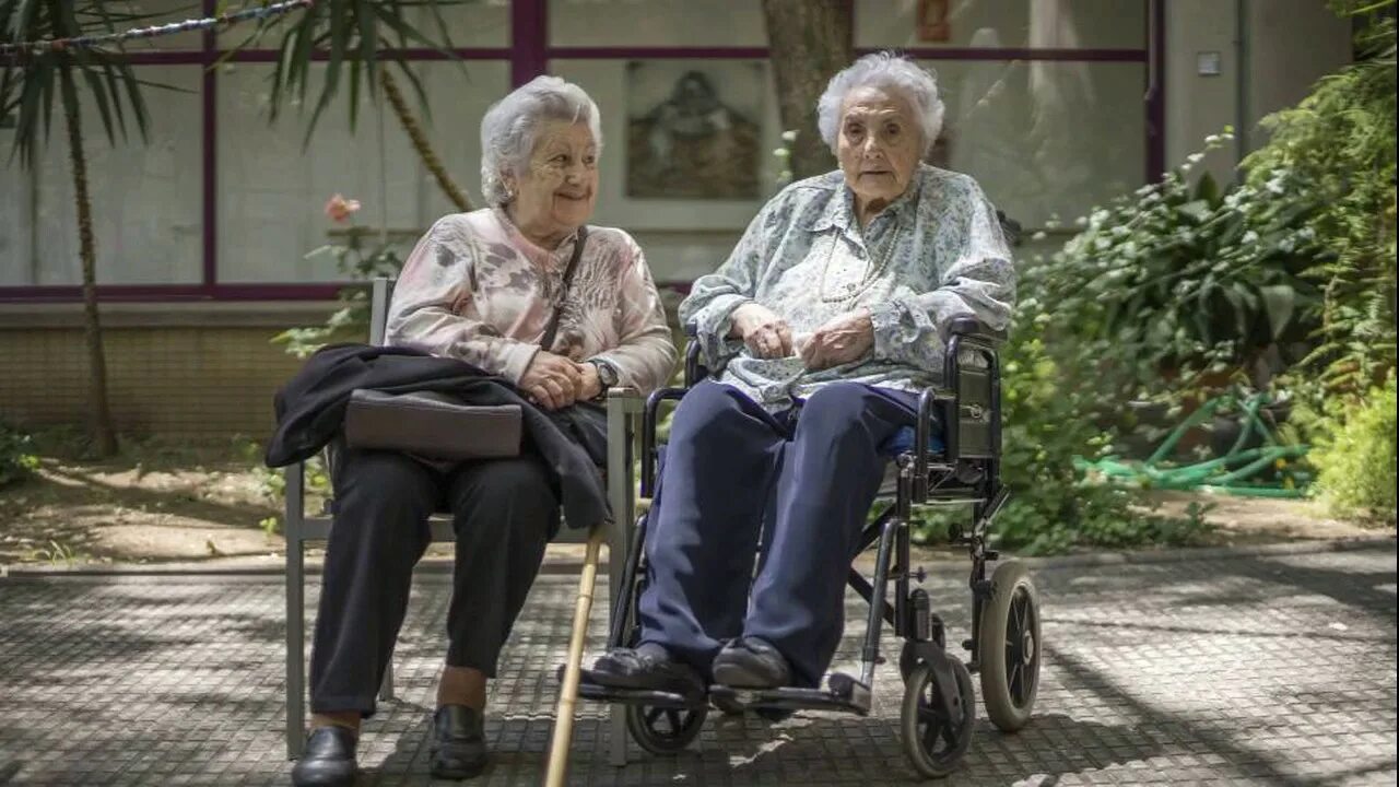 Самое пожилое население. Пожилые люди в Европе. Пенсионеры в Испании. Испания пожилые люди. Старики в Европе.