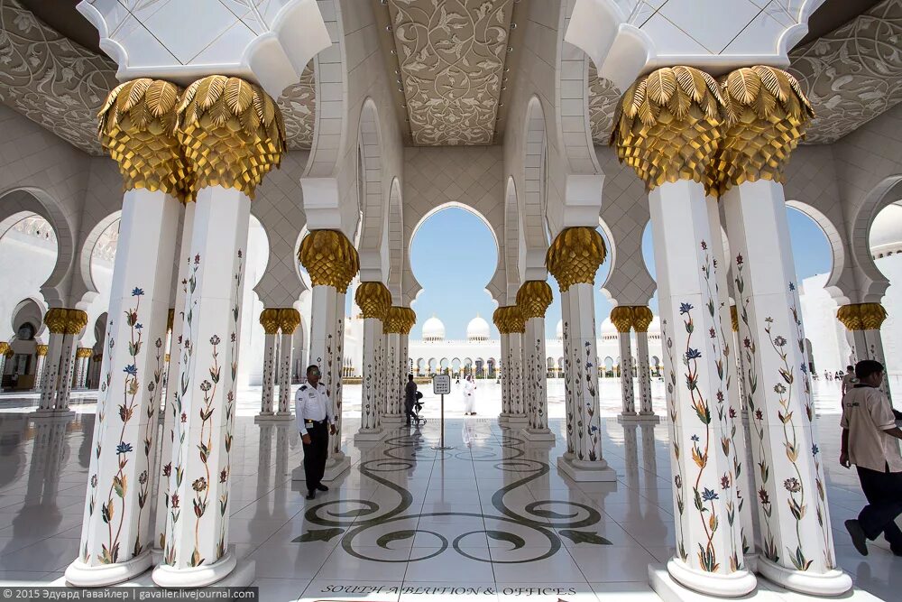 Самые крупные мечети. Мечеть шейха Зайда Абу-Даби. Люстра в мечети шейха Зайда в Абу-Даби. Мечеть шейха Зайда ковер. Абу Даби мечеть шейха Зайда фото.