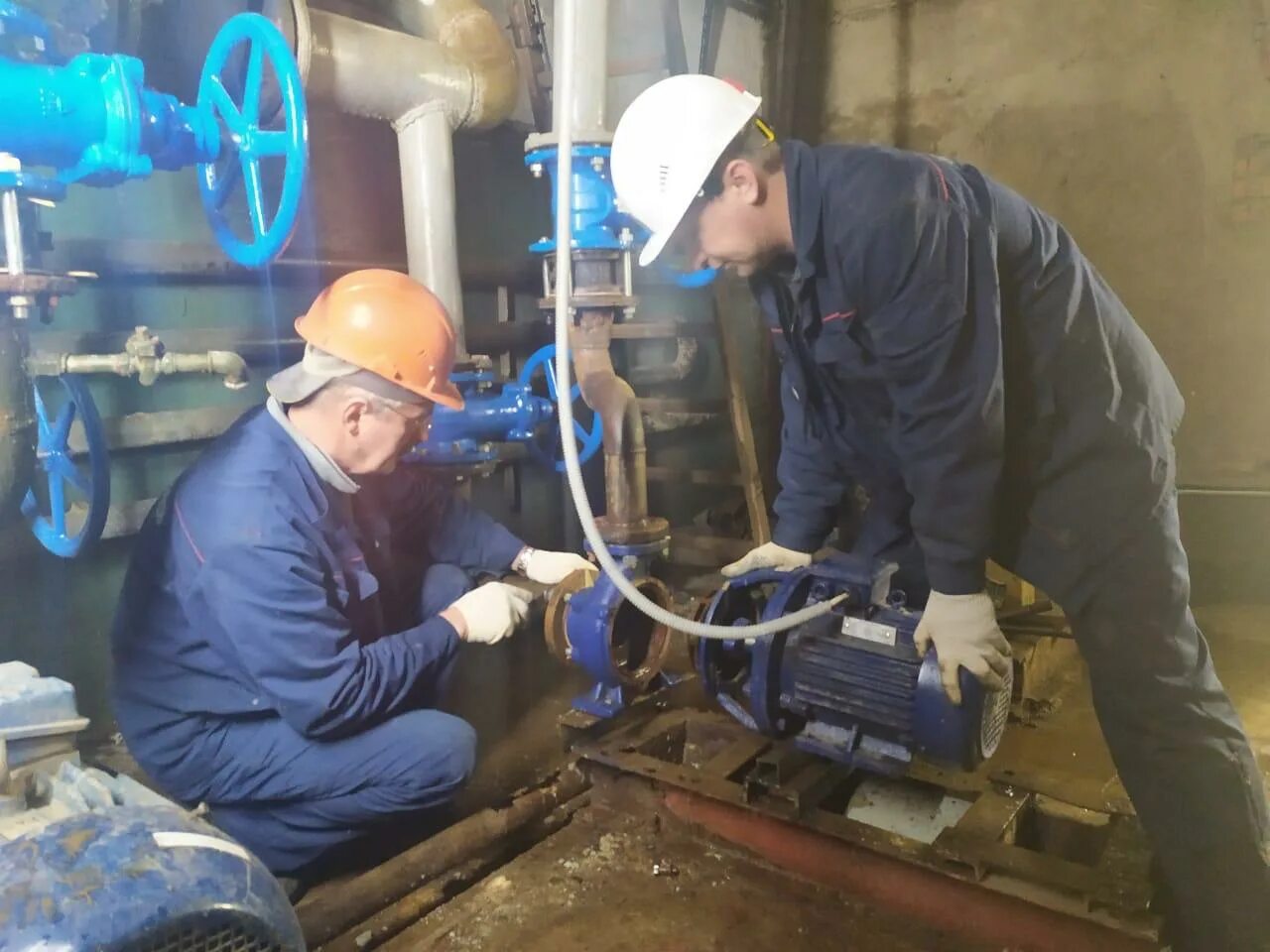 Слесарь ремонтник котельного оборудования. Слесарь ремонтник. Слесарь. Слесарь котельной. Котельная ремонтник слесарь.