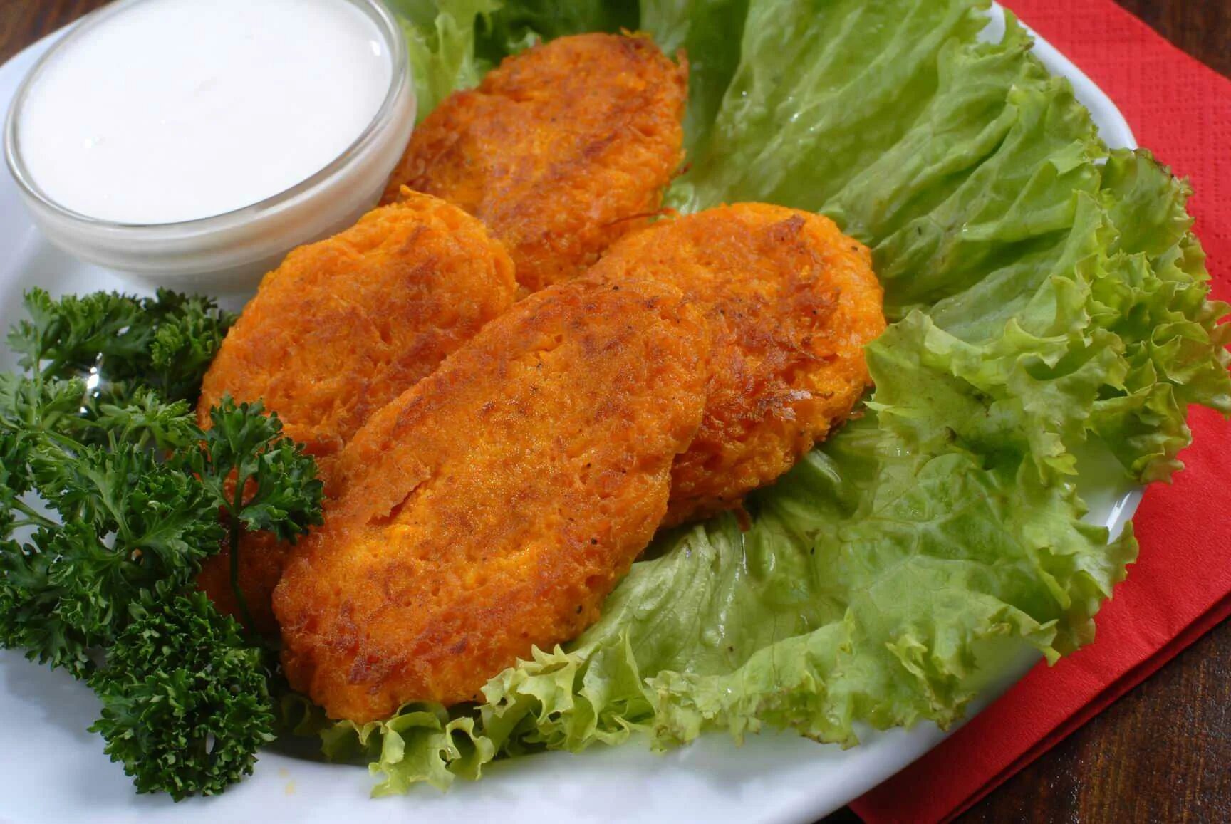 Куриный фарш в сухарях. Панированная куриная котлета. котлеты в панировке. котлеты в панировочных сухарях. куриные котлеты в панировке.