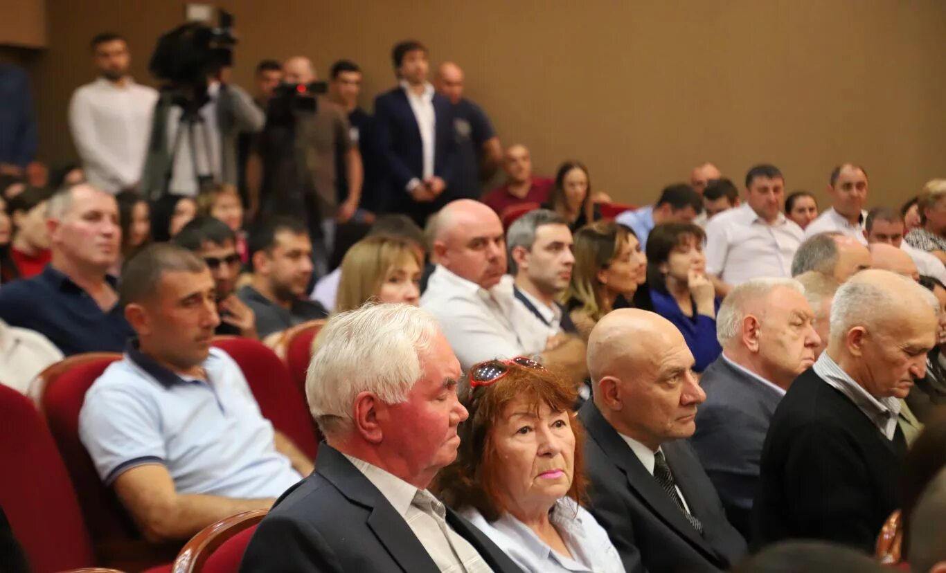 Всош владикавказ. Владикавказа. Совещание амс. Правительство северной осетии здание. Глава амс города владикавказ.