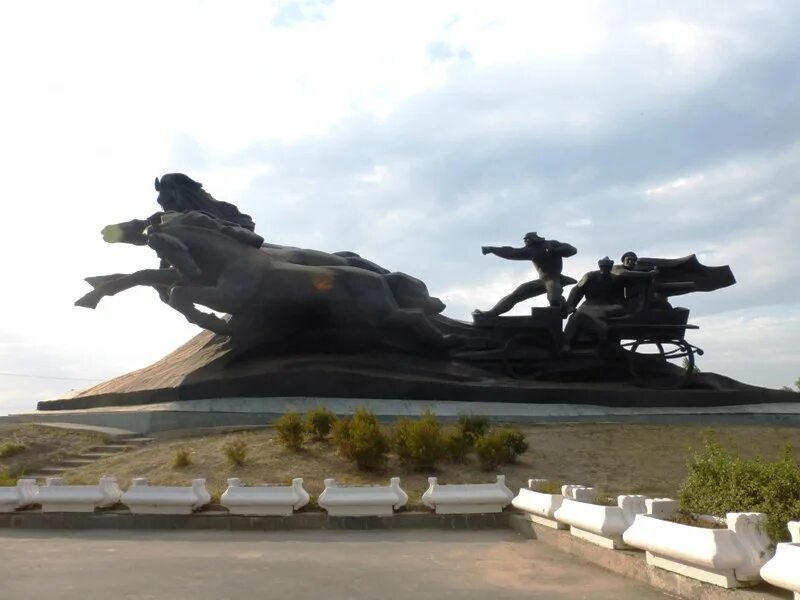 Тачанка ростовчанка. Тачанка ростовчанка памятник. Памятник тачанка ростов-на-дону. Тачанка-ростовчанка памятники ростова-на-дону. Скульптура тачанка в ростове на дону.