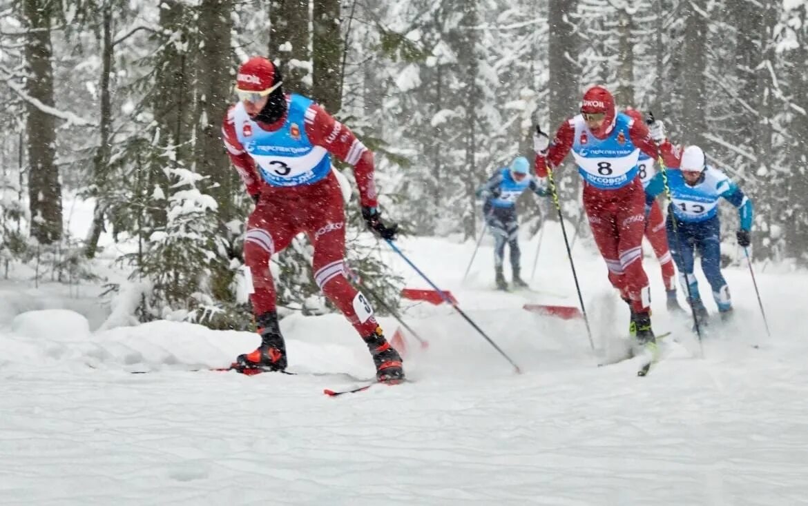 Кубок россии по лыжным гонкам 2023 24. Лыжные гонки Чусовой декабрь 2022. Лыжник. Гонка на лыжах Чусово. Лыжные гонки Россия.