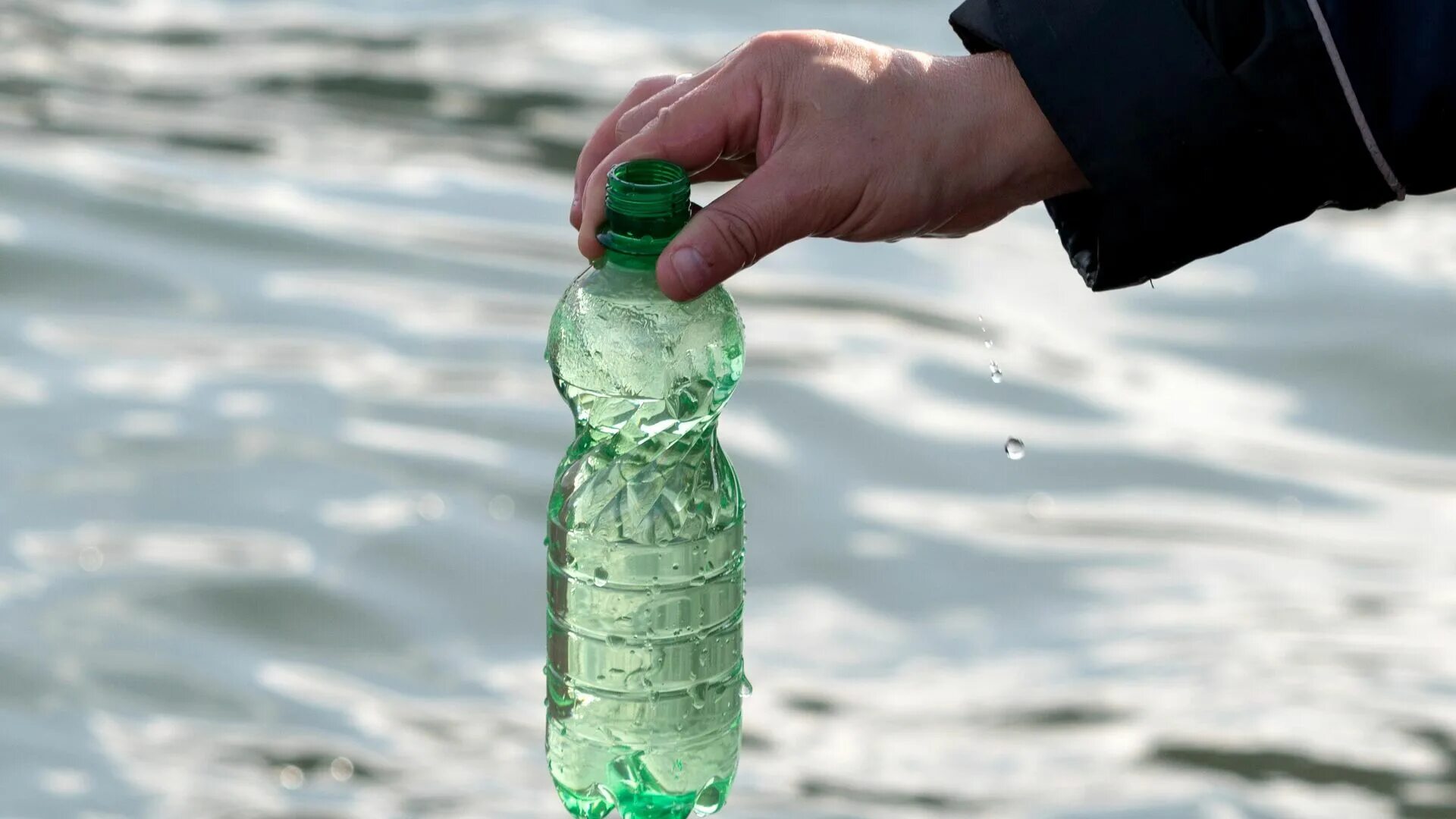 Примеси питьевой воды. Загрязненная вода. Питьевая вода. Загрязнение питьевой воды. Некачественная питьевая вода.