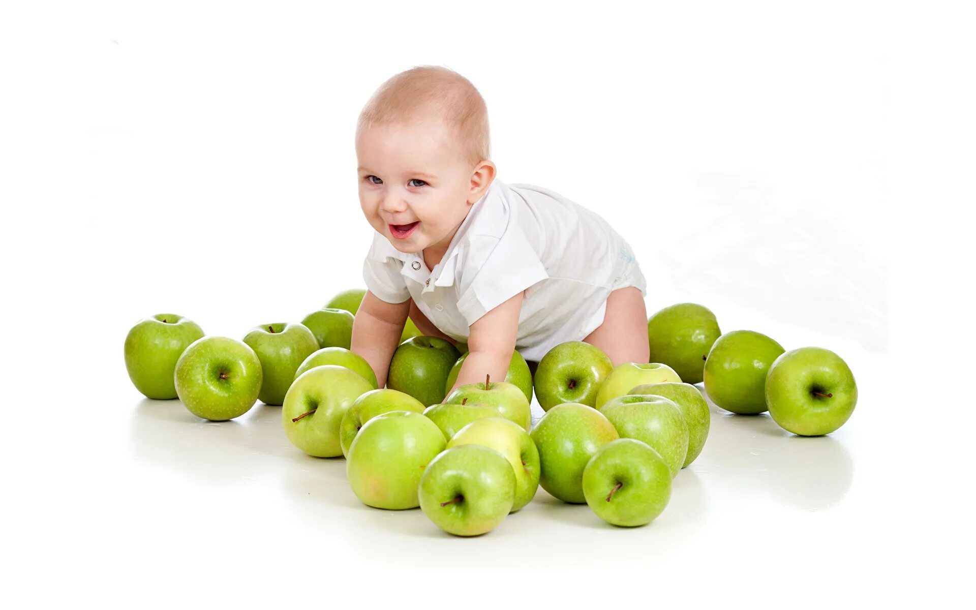 малыш яблоко. ребенок ест яблоко. малыш яблоко. девочка с яблоками. фрукты для детей.