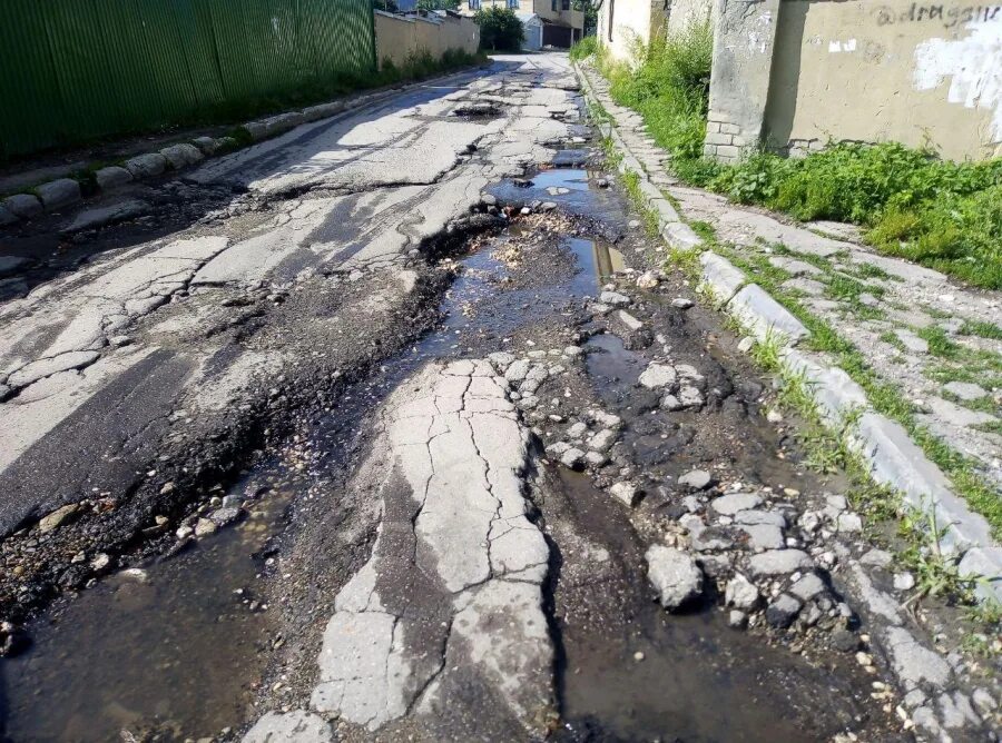 Дожди так размыли дорогу что дальше пришлось. Размыло асфальт. ручей размыл дорогу. сильный дождь размытые дороги. ручьи текут по улице.