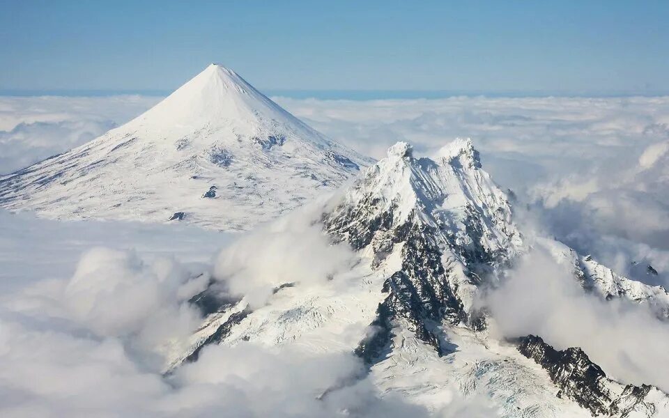 Вулкан Шишалдина. Вулкан Алеутского Аляска. Вулканы Алеутских островов. Вулканы на Аляске.
