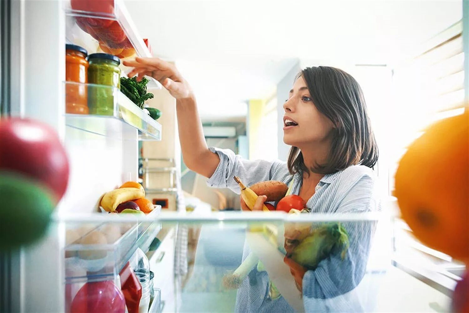 Вторая жизнь продуктов. Холодильник с продуктами. Открытый холодильник с едой. Холодильник для овощей. Женщина у холодильника.