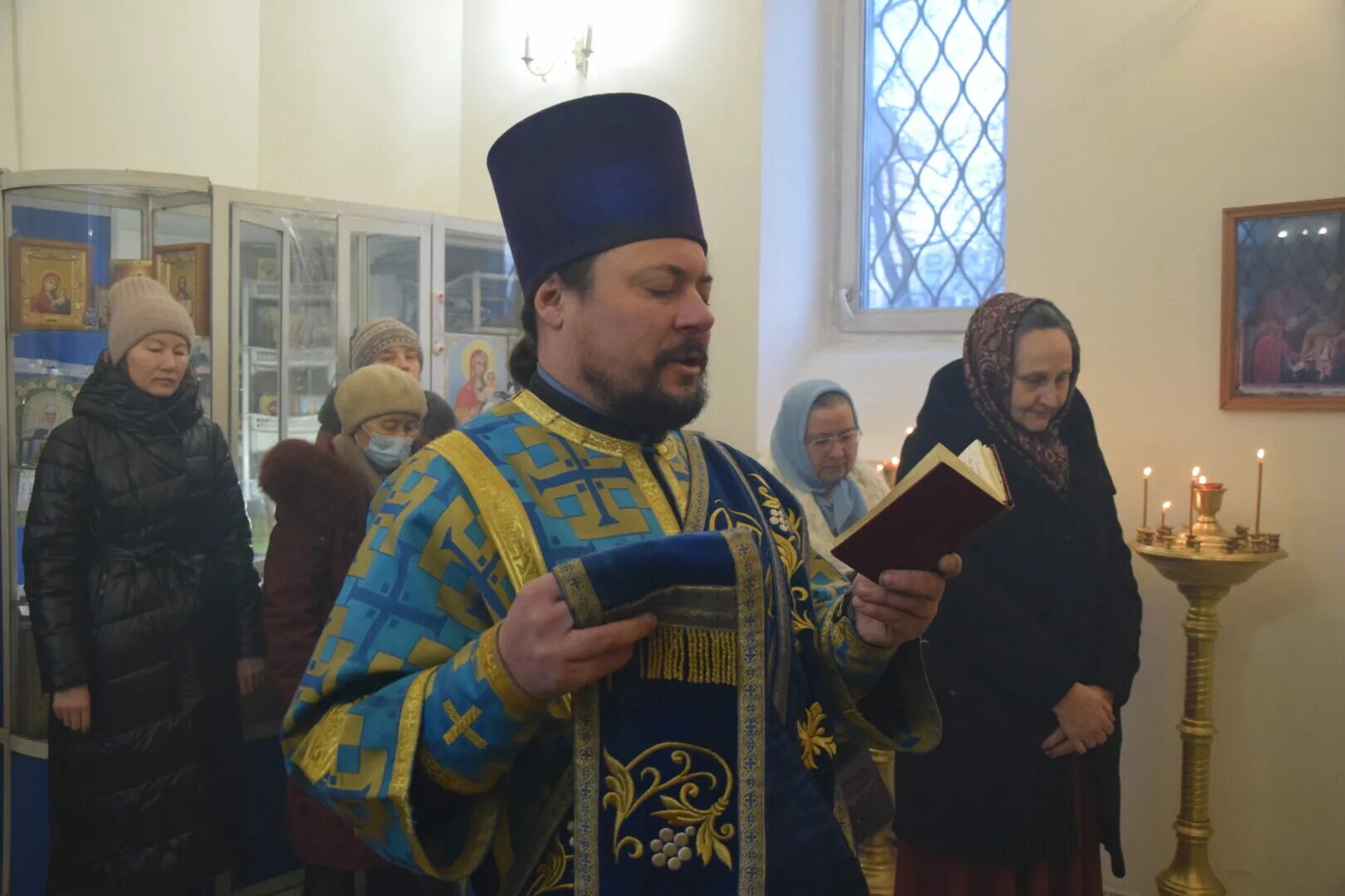 воскресное служение картинки. всенощное бдение. расписание богослужений абаканская епархия. приображенский храм в абакане с нутри. преображенский собор в абакане внутри.